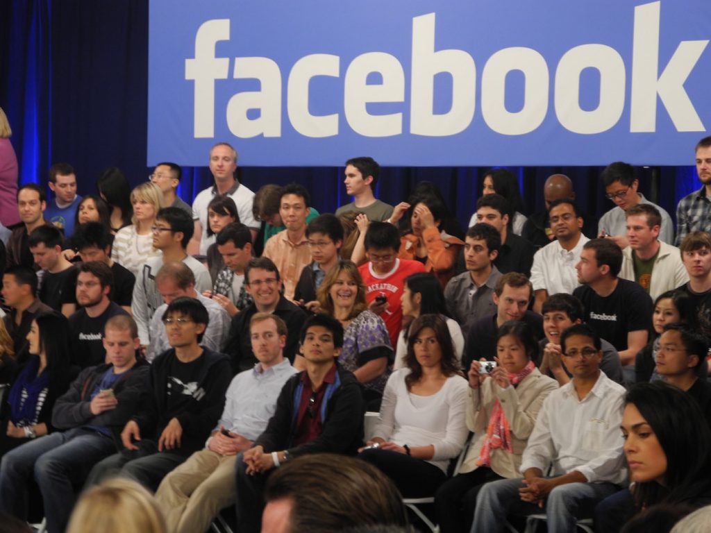 Facebook quiere calmar los intercambios entre sus empleados