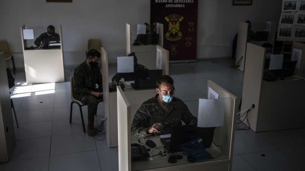 Un 'call center' contra el coronavirus en un cuartel de Artillería de Madrid