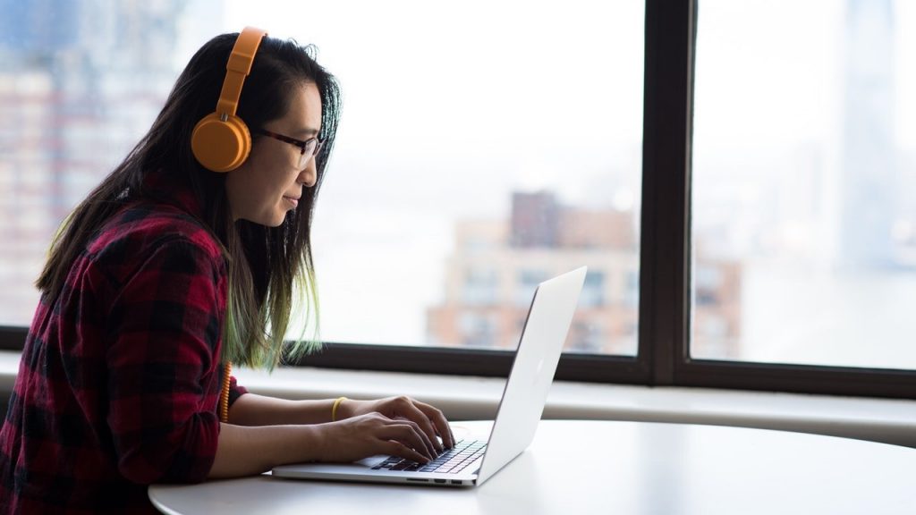 Un "call center" de profesores para la enseñanza a distancia en Filipinas