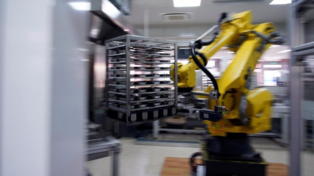 China: Robots para preparar y servir alimentos