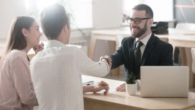 La experiencia del cliente bancario La caída en los niveles de consumo, la incertidumbre sobre la situación económica y la menor oferta de actividades de ocio y turismo han provocado un aumento de las intenciones de ahorro de los españoles. Según el INE, la tasa de ahorro en el segundo trimestre de 2020 fue de un 31,1% de su renta disponible, cerca del doble de la cifra registrada para el mismo periodo del año anterior. Este dato de ahorro supone el máximo histórico desde que el INE recopila estos datos. La experiencia del cliente bancario, la tarea de captar la confianza del cliente bancario es ahora más compleja por la delicada situación financiera que se atraviesa, por un creciente nivel de competitividad en el sector, con las fintech pisando los talones a la banca tradicional y, por un cambio en los hábitos de los consumidores. Según Capgemini durante la pandemia se aceleró el uso de los canales digitales (Apps, webs y asistentes virtuales) para la comunicación con las entidades bancarias. Las Apps es una de las opciones con mayor aceptación, el 60% de los usuarios ya las usa con fines bancarios, como mínimo una vez por semana, esto según el Estudio de emociones en el sector bancario de EMO Insights International. Las entidades financieras deben usar la transformación digital para mejorar la experiencia de cliente, por ejemplo, a través de los datos para la personalización de servicios o con la incorporación de asistentes digitales optimizados mediante Inteligencia Artificial. Además, la transformación digital es una oportunidad para ahorrar recursos a las propias compañías bancarias digitalizando el consumo. Varios bancos han anunciado el cierre de centenares de sucursales durante los próximos meses. La experiencia del cliente debe revisarse y actualizar los procedimientos en base a las nuevas características del consumidor y el mercado. Impulsar aplicaciones digitales que otorguen al consumidor un papel proactivo en su relación con el banco, poniendo a su disposición diferentes opciones de autoservicio que le permitan consultar información o realizar operaciones sin la intervención de ningún agente. Las soluciones de Atención al Cliente a distancia complementan las funcionalidades de las Apps y permiten atender de una manera más cercana las distintas necesidades de los usuarios. Así, el uso de chatbots inteligentes o mediante el análisis de la información disponible en aras de ofrecer el mejor servicio es posible con el uso de la Inteligencia Artificial.