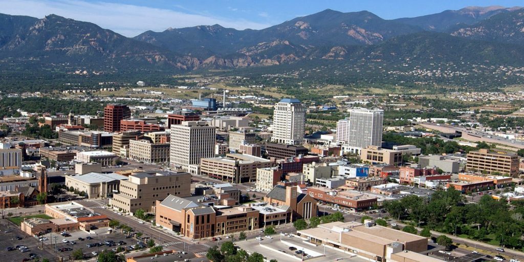 Algunos empleadores de Colorado Springs regresan a la oficina, otros están esperando