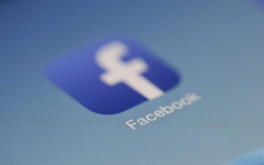 Facebook busca renovar su identidad